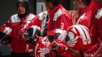 Lion Parcel mengenalkan atribut baru bagi kurir dalam peluncuran di Jakarta, Kamis (27/2/2025). Kurir memperagakan penggunaan atribut baru mereka.