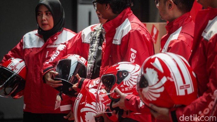 Kurir Ekspedisi Kenamaan Dibekali Atribut Baru, Ini Wujudnya Lion Parcel mengenalkan atribut baru bagi kurir dalam peluncuran di Jakarta, Kamis (27/2/2025). Kurir memperagakan penggunaan atribut baru mereka.