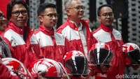 Kurir ekspedisi yang menghabiskan sebagian besar waktunya di jalanan memerlukan atribut SOP untuk menunjang kinerja mereka.