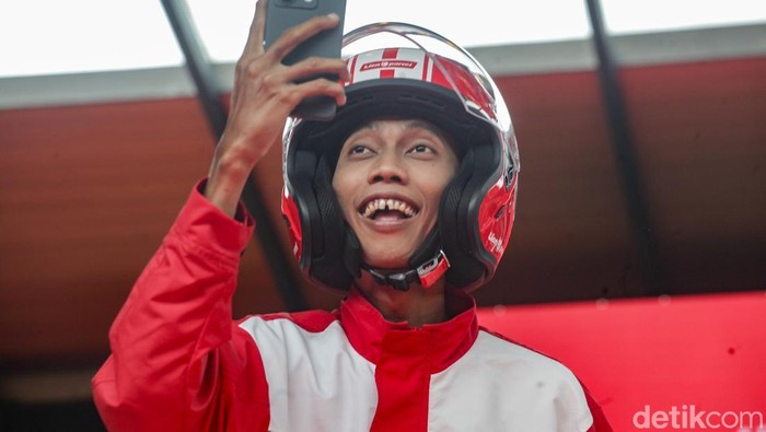 Kurir Ekspedisi Kenamaan Dibekali Atribut Baru, Ini Wujudnya Lion Parcel mengenalkan atribut baru bagi kurir dalam peluncuran di Jakarta, Kamis (27/2/2025). Kurir memperagakan penggunaan atribut baru mereka.