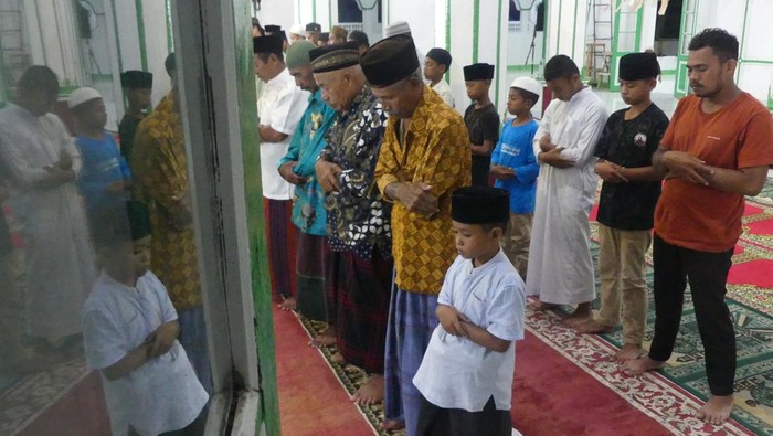 Laksanakan Tarawih, Warga Negeri Wakal dan Naqsabandiyah Puasa Hari Ini Warga Negeri Wakal melaksanakan shalat taraweh di Kecamatan Leihitu, Maluku Tengah, Maluku, Rabu (26/02/2025). Warga Negeri Wakal melaksanakan puasa lebih awal berdasakan perhitungan yang digunakan sejak turun termurun dan menetapkan awal Ramadhan pada Kamis (27/2/2025). ANTARA FOTO/Alfian Sanusi/YU