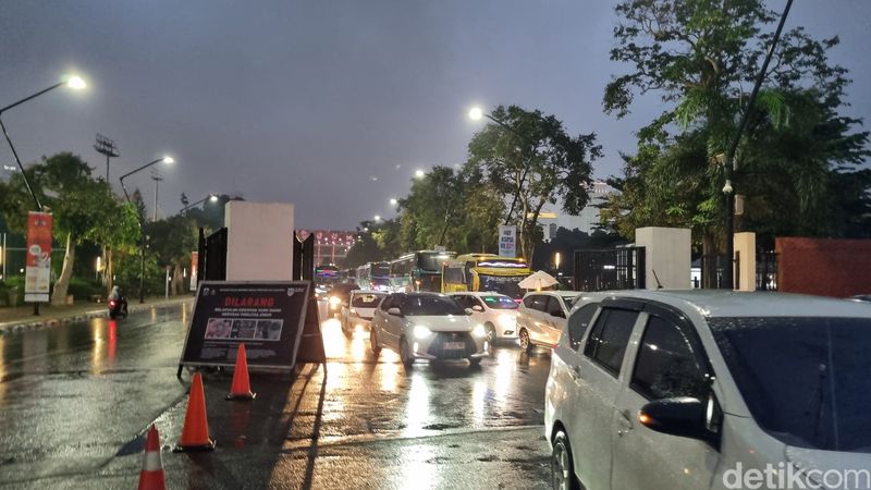 Lalu lintas sekitar Gelora Bung Karno, Jakarta, 27 Februari 2025. (Taufiq S/detikcom)