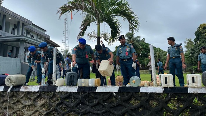 Lantamal IX Ambon memusnahkan 1.400 liter minuman keras (miras) tradisional jenis sopi.