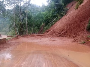 Longsor Susulan di Jalur Pacitan-Ponorogo, Jalan Tertutup Total