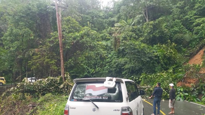 Longsor yang terjadi di jalan utama Padang-Pekanbaru, tepatnya di Nagari Koto Alam, Kecamatan Pangkalan, Kabupaten Limapuluh Kota. (Dok. Satlantas Limapuluh Kota)