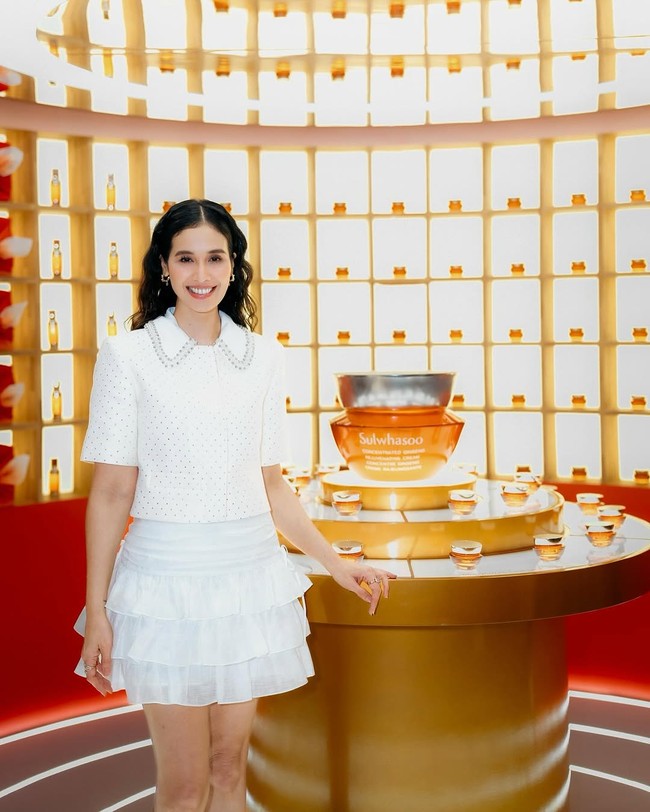 Keseluruhan penampilannya memadukan elemen klasik, modern sekaligus anggun. Foto: Instagram/@marshatimothy @armanfebryan