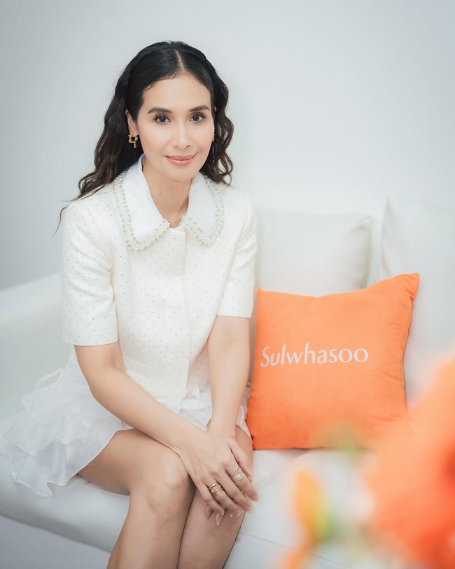 Rambutnya ditata dalam gaya soft waves dengan belahan tengah, memberikan kesan effortless chic yang semakin memperkuat auranya sebagai ikon kecantikan. Foto: Instagram/@marshatimothy @armanfebryan