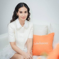 Rambutnya ditata dalam gaya soft waves dengan belahan tengah, memberikan kesan effortless chic yang semakin memperkuat auranya sebagai ikon kecantikan. Foto: Instagram/@marshatimothy @armanfebryan