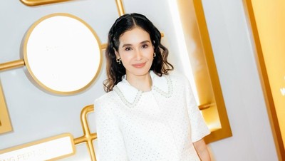 7 Gaya Parisian Chic a la Marsha Timothy dengan Busana Serba Putih