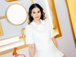 7 Gaya Parisian Chic a la Marsha Timothy dengan Busana Serba Putih