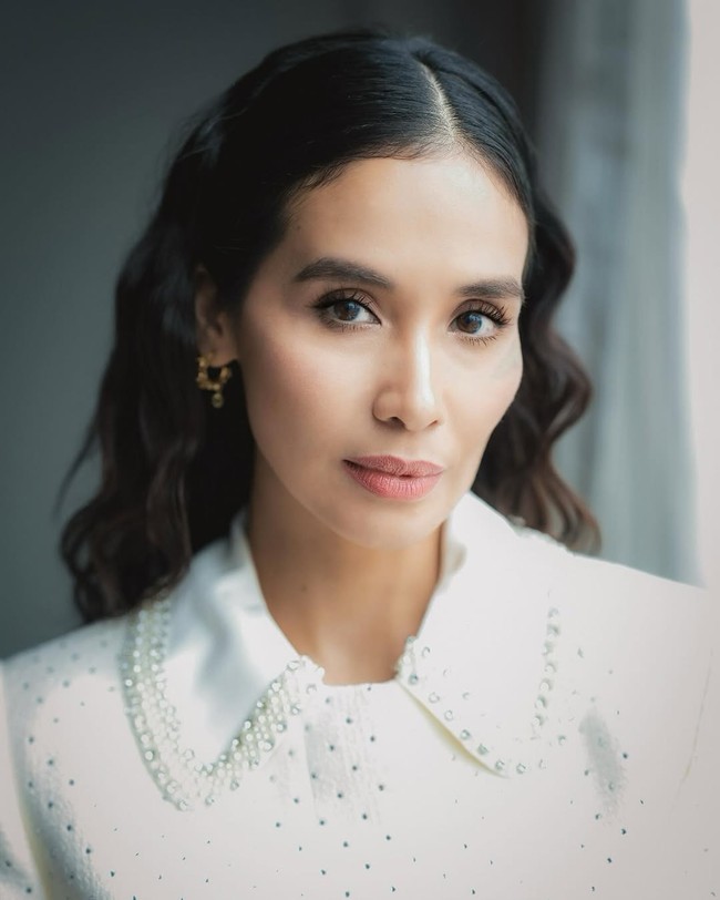 Untuk makeup, sapuan makeup artist Ryan Ogilvy dengan riasan natural bernuansa nude menonjolkan kecantikan alami aktris sekaligus model ini. Foto: Instagram/@marshatimothy @armanfebryan