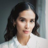 Untuk makeup, sapuan makeup artist Ryan Ogilvy dengan riasan natural bernuansa nude menonjolkan kecantikan alami aktris sekaligus model ini. Foto: Instagram/@marshatimothy @armanfebryan