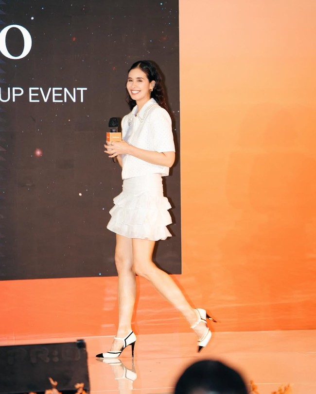 Menandai pencapaiannya, bintang film ‘Kang Mak’ ini mengadopsi gaya Parisian Chic dengan busana serba putih dari koleksi Sandro Paris Officiel. Foto: Instagram/@marshatimothy @armanfebryan