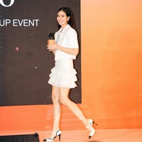 Menandai pencapaiannya, bintang film ‘Kang Mak’ ini mengadopsi gaya Parisian Chic dengan busana serba putih dari koleksi Sandro Paris Officiel. Foto: Instagram/@marshatimothy @armanfebryan