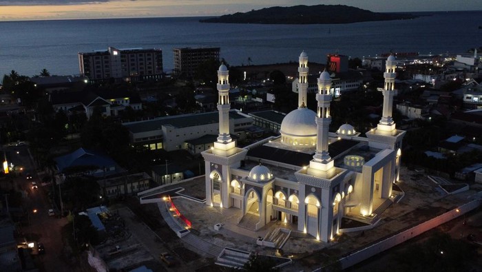 Masjid Raya Mamuju Mulai Bersinar Lagi Pekerja menyelesaikan pembangunan Masjid Raya Suhada Mamuju, Sulawesi Barat, Kamis (27/2/2025). Pemerintah membangun kembali masjid raya berkapasitas 2.500 jamaah yang ambruk akibat bencana gempa bumi 2021 silam dengan pagu anggaran sebesar Rp 82 miliar yang diharapkan dapat digunakan oleh masyarakat pada awal Ramadhan 1446 H. ANTARA FOTO/ Akbar Tado/wpa.