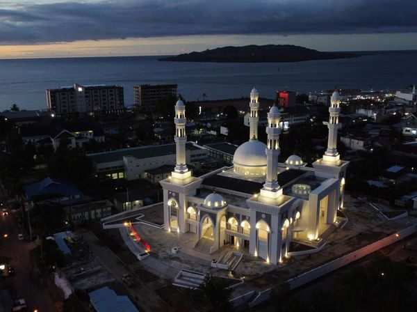 Masjid Raya Mamuju Mulai Bersinar Lagi