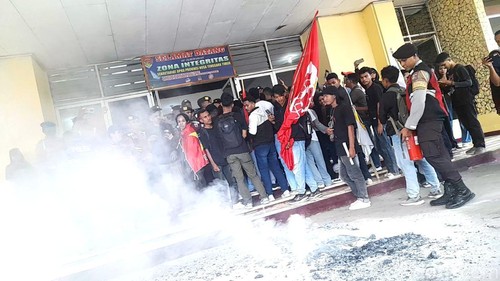 Massa aksi saat melakukan aksi di depan Kantor DPRD NTT, Kamis (27/2/2025).