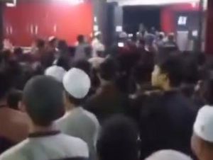Viral Massa Teriak Takbir Geruduk Tempat Hiburan Malam di Jember