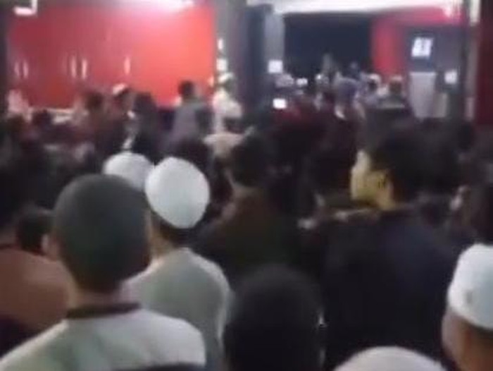 Massa geruduk tempat hiburan malam di Jember yang diduga jual miras