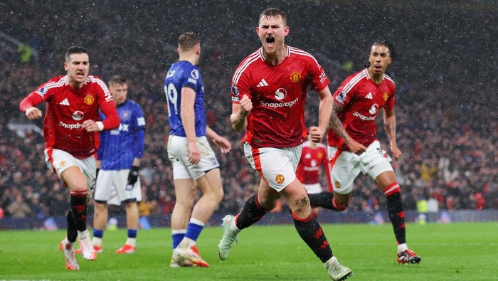 MANCHESTER, ENGLAND - FEBRUARY 26: Matthijs de Ligt of Manchester United celebrates after scoring their teams second goal  during the Premier League match between Manchester United FC and Ipswich Town FC at Old Trafford on February 26, 2025 in Manchester, England. (Photo by James Gill - Danehouse/Getty Images)