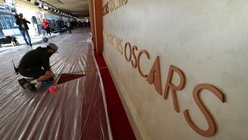 A staff member works at the arrivals area, on the day the red carpet is rolled out during preparations for the 97th Academy Awards in Los Angeles, California, U.S. February 26, 2025. REUTERS/Mario Anzuoni