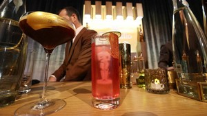 Untuk minuman, para tamu akan memiliki pilihan anggur berkualitas, sampanye, dan koktail tequila.