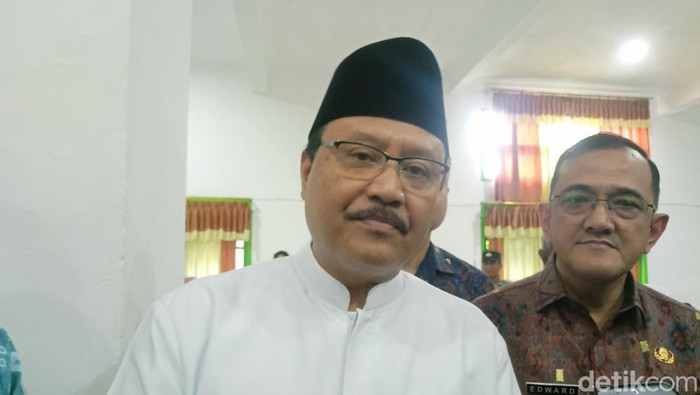 Mensos Syaifullah Yusuf saat diwawancara awak media di Palembang.