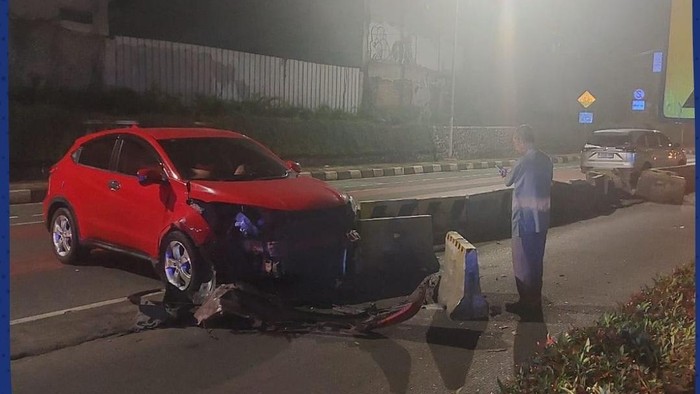 Mobil Tabrak Pembatas Jalan di Jl Gatot Subroto Arah Semanggi