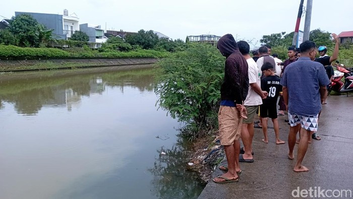 Mobil travel Bone-Makassar masih tenggelam di kanal wilayah Antang, Makassar.