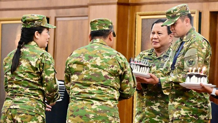 Momen Presiden Prabowo Subianto memberikan kue ulang tahun ke Wali Kota Singkawang Tjhai Chui Mie dan Wali Kota Depok Supian Suri saat retret kepala daerah. Foto: Rusman - Biro Pers Sekretariat Presiden.