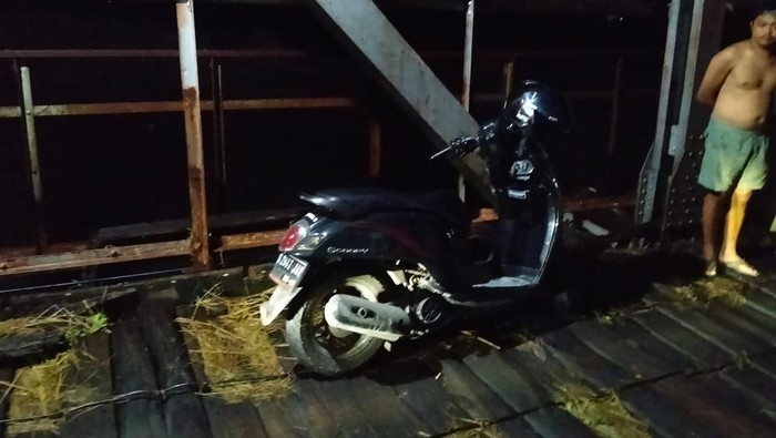 Motor tak bertuan yang ditinggalkan di Jembatan Cincim Lamongan