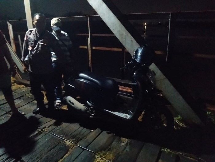 Motor tak bertuan yang ditinggalkan di Jembatan Cincim Lamongan