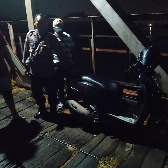 Motor tak bertuan yang ditinggalkan di Jembatan Cincim Lamongan