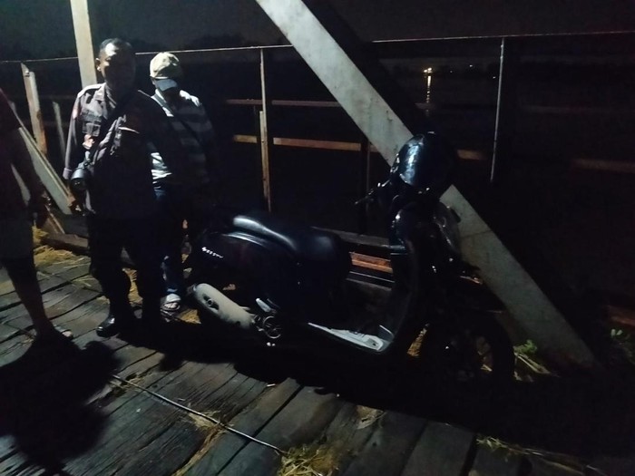Motor tak bertuan yang ditinggalkan di Jembatan Cincim Lamongan