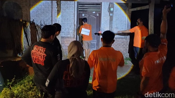 Antok, pemutilasi Uswatun saat memperagakan adegan simpan mayat di rumah neneknya Tulungagung