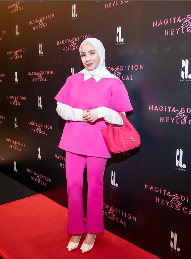 Penampilan Nagita Slavina berhijab mendapatkan pujian dari warganet. ”Mashaa Allah cantik nya!” ucap pengguna TikTok @riarfauziah. “Cantik bgt mama gigi berhijab,” ujar @normaptiwi94. Foto: Dok. Instagram @rieta_amilia.