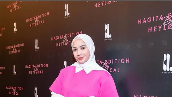 7 Foto Gaya Nagita Slavina Pakai Hijab Pashmina Putih, Bikin Pangling
