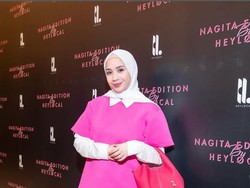 7 Foto Gaya Nagita Slavina Pakai Hijab Pashmina Putih, Bikin Pangling