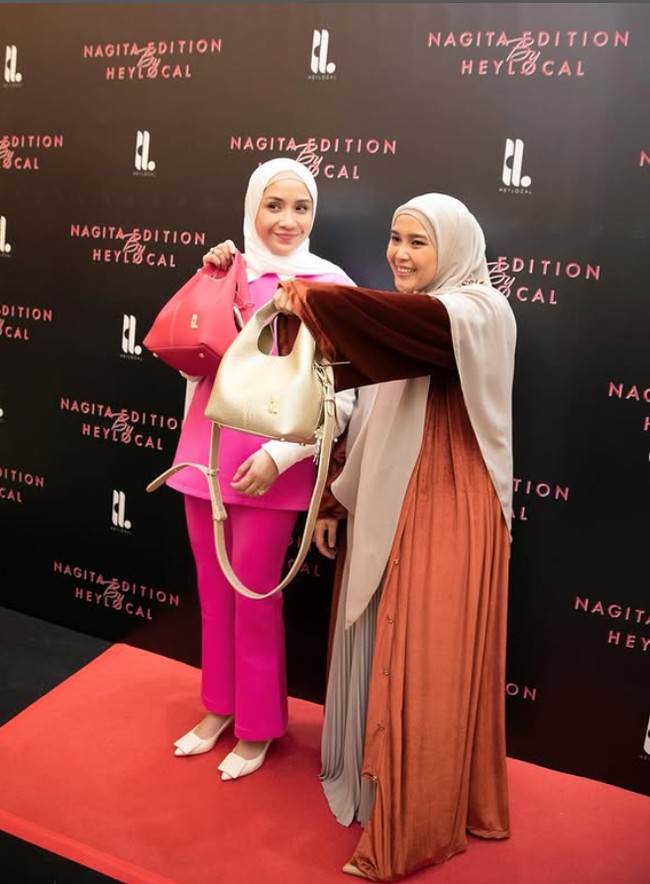 Nagita Slavina baru saja merilis koleksi kolaborasi terbaru bersama brand lokal hijab dan tas, Heylocal.  Foto: Dok. Instagram @rieta_amilia.