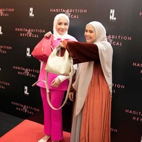 Nagita Slavina baru saja merilis koleksi kolaborasi terbaru bersama brand lokal hijab dan tas, Heylocal.  Foto: Dok. Instagram @rieta_amilia.