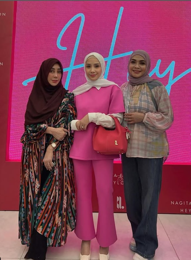 Gigi menggunakan hijab pashmina putih yang ia sampirkan kedua sisi hijab ke belakang. Hijab warna putih biasanya dihindari oleh hijabers karena bisa membuat kulit terlihat kusam. Foto: Dok. Instagram @rieta_amilia.