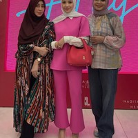Gigi menggunakan hijab pashmina putih yang ia sampirkan kedua sisi hijab ke belakang. Hijab warna putih biasanya dihindari oleh hijabers karena bisa membuat kulit terlihat kusam. Foto: Dok. Instagram @rieta_amilia.