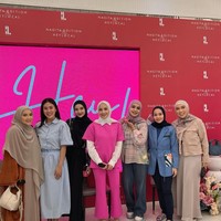 Serasi dengan penampilannya, Gigi memakai high heels putih dan tas tangan warna fuchsia.  Foto: Dok. Instagram @rieta_amilia.