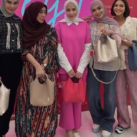 Ibu dari Rafathar dan Rayyanza ini memadukan hijab pashmina putih dengan setelan fuchsia dengan dilapis kemeja putih. Foto: Dok. Instagram @rieta_amilia.