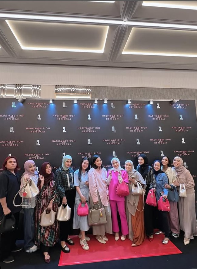 Wanita kelahiran 17 Februari 1988 ini terlihat pangling saat berpose memakai hijab pashmina putih bersama teman-temannya. Foto: Dok. Instagram @rieta_amilia.
