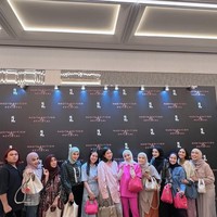 Wanita kelahiran 17 Februari 1988 ini terlihat pangling saat berpose memakai hijab pashmina putih bersama teman-temannya. Foto: Dok. Instagram @rieta_amilia.