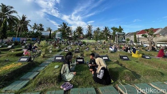 Nyekar di TPU Taman Surga