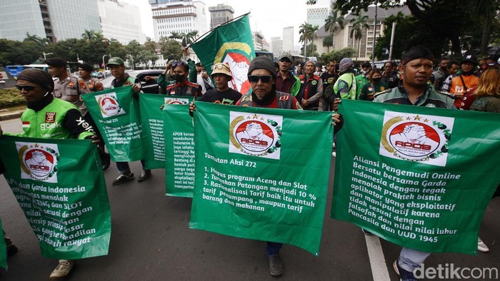 Massa pengemudi ojek online (ojol) berdemo di kawasan Patung Kuda, Jakarta Pusat, Kamis (27/2/2025). Mereka menolak adanya sistem aceng, slot, dan promo.