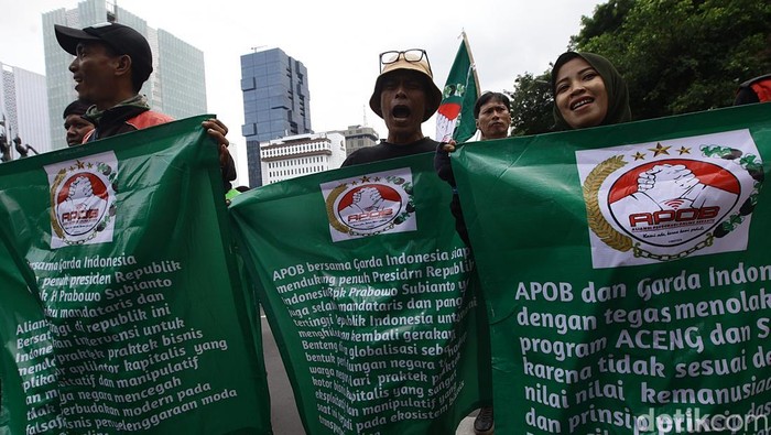Ojol Demo Tolak Sistem Aceng, Slot dan Promo Massa pengemudi ojek online (ojol) berdemo di kawasan Patung Kuda, Jakarta Pusat, Kamis (27/2/2025). Mereka menolak adanya sistem aceng, slot, dan promo.