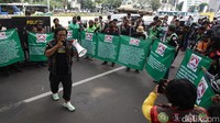 Menurut mereka sistem itu merugikan para ojol karena tarif antar jemput yang sangat murah.  